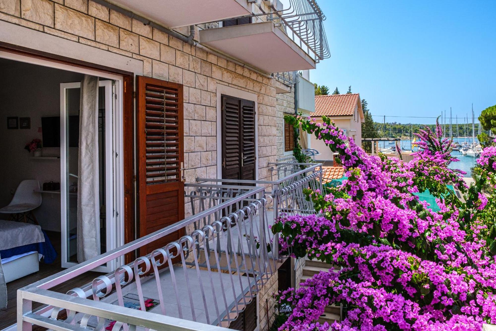 Rooms Anna Milna  Εξωτερικό φωτογραφία